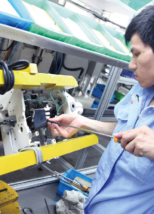 富山电脑工业缝纫机研发生产制造车间流水线